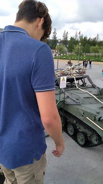 Залезли на крышу БТР с парашутной системой для сброса с самолета смотреть онлайн