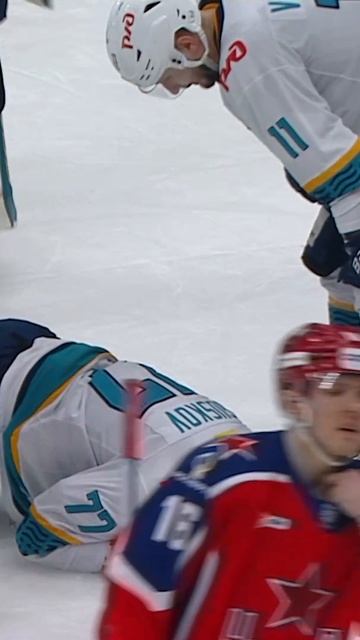 СВОРОВАЛ шайбу 😨 #КХЛ