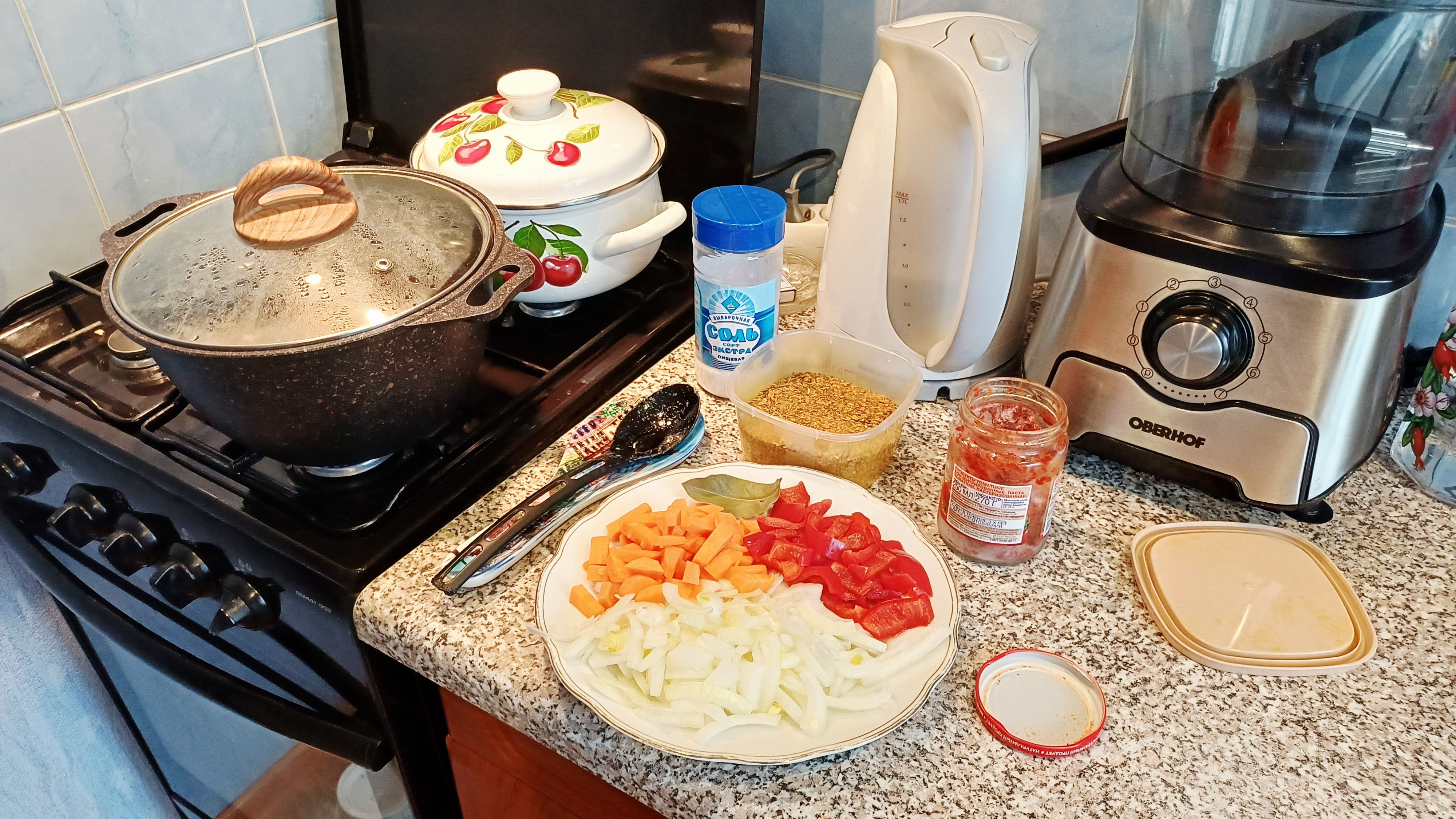 Весь день на кухне/Мясо с овощами и подливой/Домашняя пицца/У нас непогода смотреть онлайн