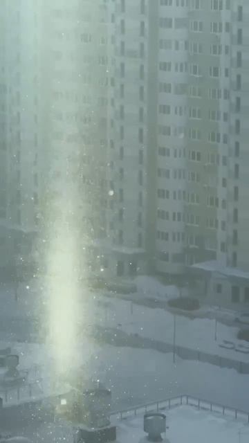 Столб кружащихся снежинок на солнце заметили в Москве

Красивое