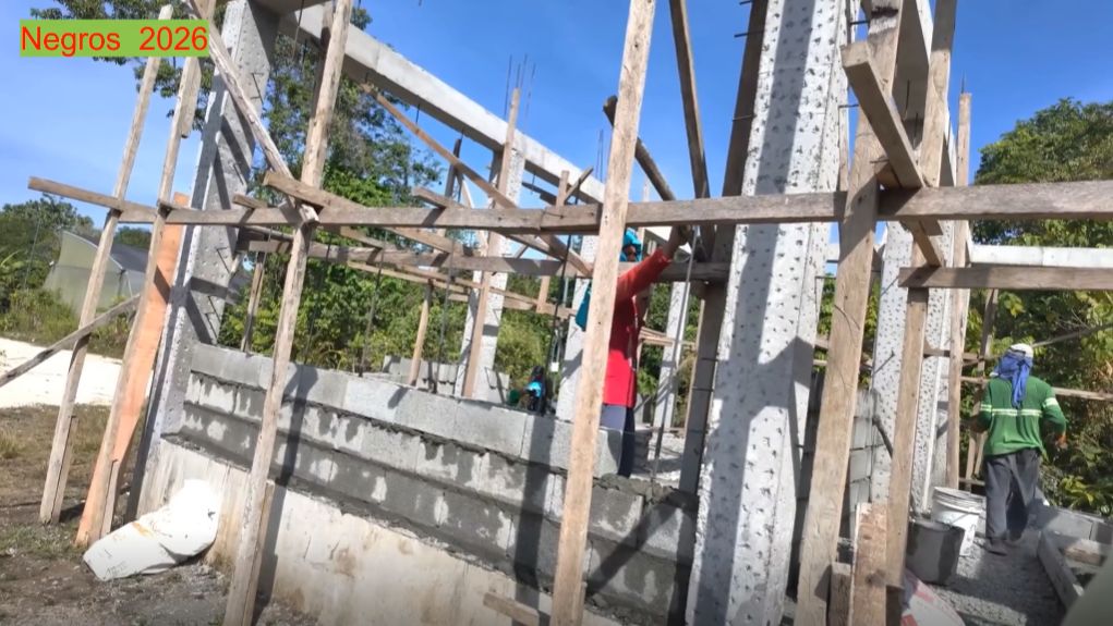 Филиппинка на русском. Стройка. Начали ложить внешние стены.