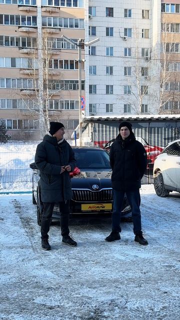 Выдали новую Skoda Superb 2025 года в чёрном цвете с чёрным салоном нашему клиенту смотреть онлайн