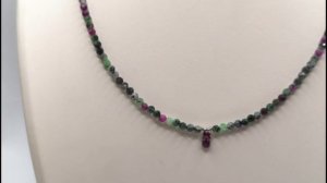 Чокер: Корунд в Цоизите и Гранат.