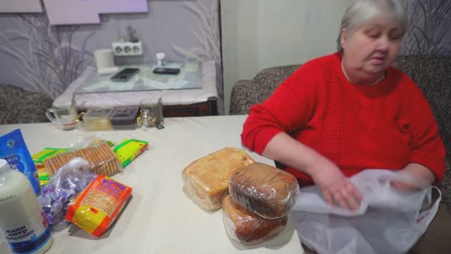 Не учите нас жить ! Надоело что потыкают доходами каналов ОНИ ДЕНЕГ НЕ ПРИНОСЯТ Жизнь в деревне смотреть онлайн