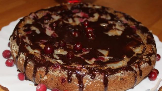 Пирог с грушей и клюквой.