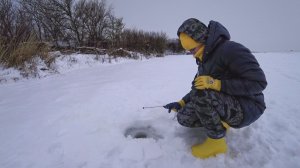 ЗИМНЯЯ РЫБАЛКА на ОКУНЯ Первый раз ВЗЯЛ ЖЕНУ на ЗИМНЮЮ РЫБАЛКУ