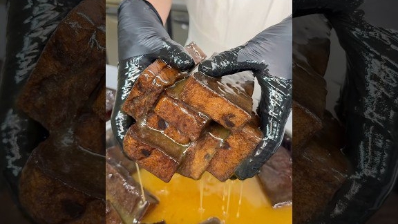 очень сладко. пирожное с шоколадом и мёдом