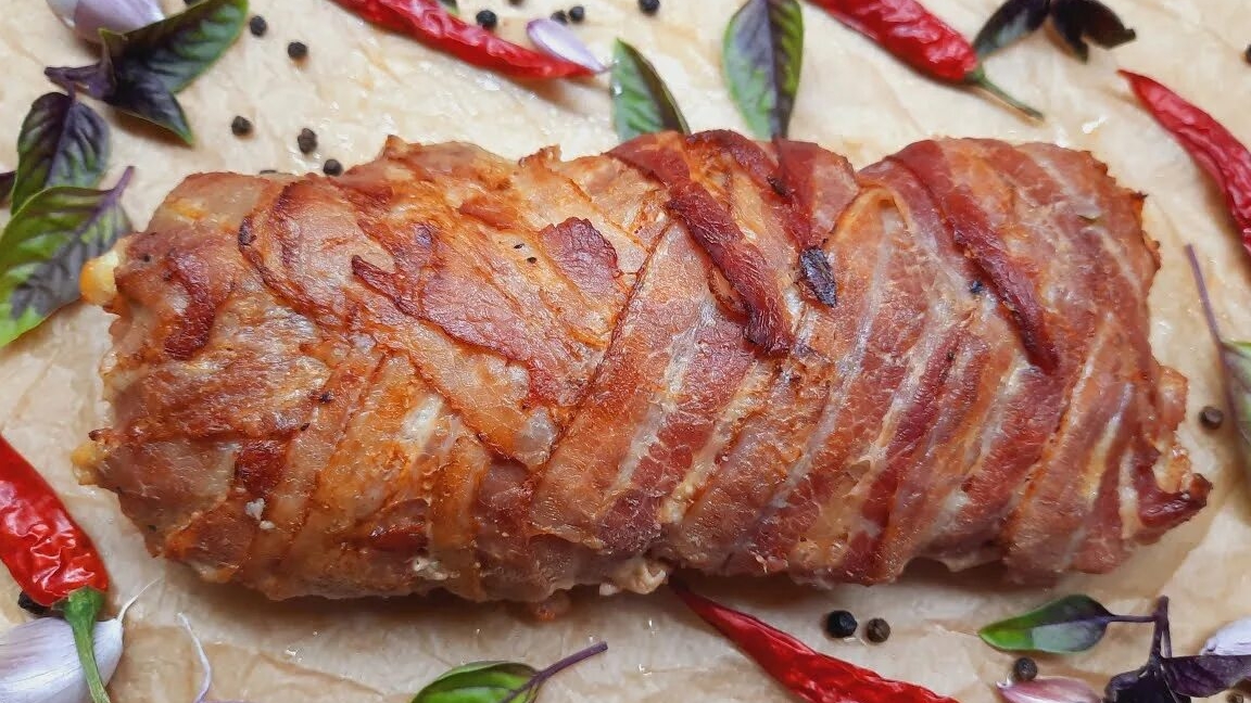 Рулет из бекона с фаршем, грибами и индейкой