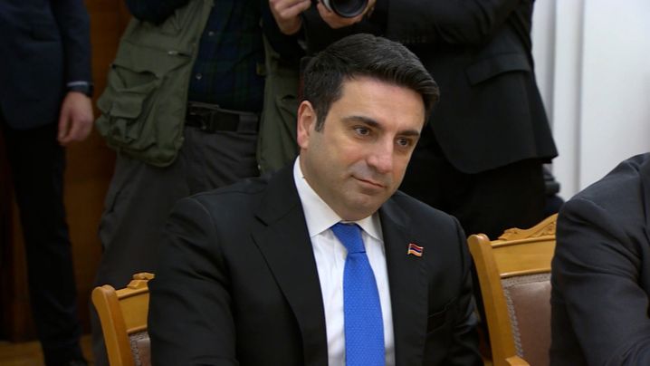 Спикер парламента Армении заявил, что страна не собирается выходить из ЕАЭС смотреть онлайн