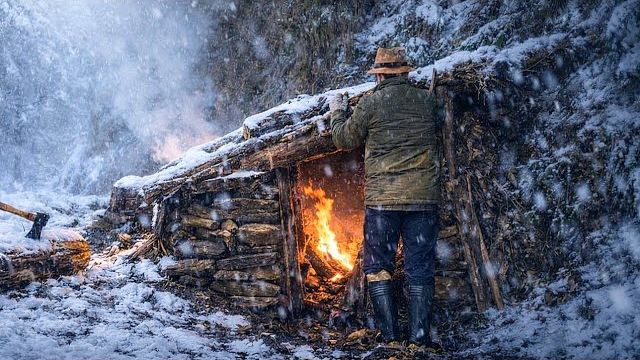 Экстримальный зимний кемпинг для выживания в условиях сильного снегопада.