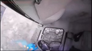 Момент схода оползня в Индонезии в объективе  видеорегистратора,рабочие успели покинуть опасную зону