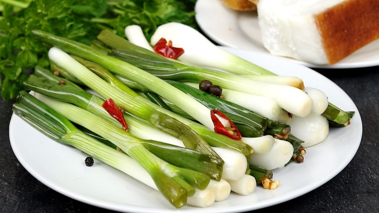 Все ЗЕЛЕНЫЙ ЛУК едят сырым, а я мариную в Уксусе. На Даче эта закуска разлетается первой со стола. смотреть онлайн