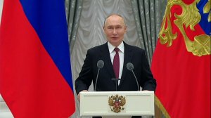 Ядерные батарейки и вирусы против бактерий: чем Путин наградил гениев России