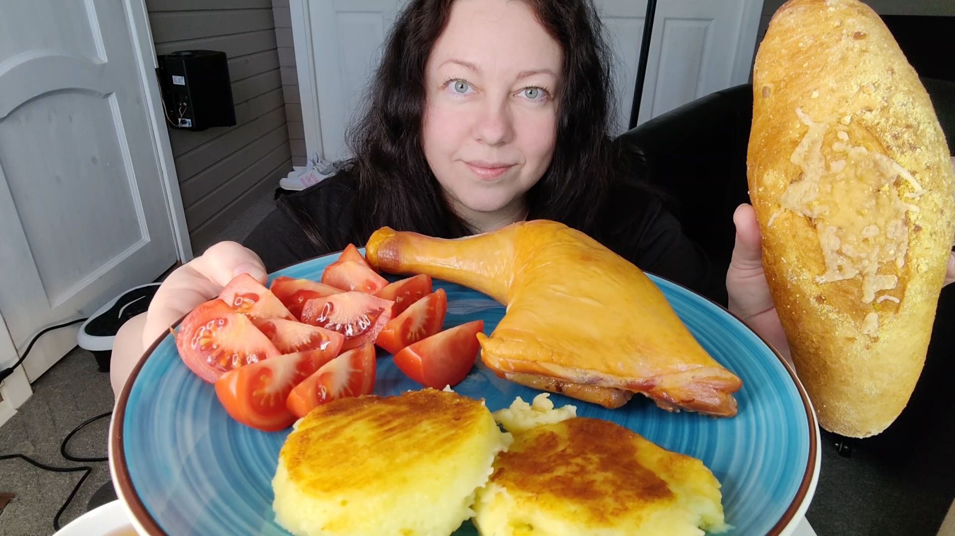 Мукбанг Варено-копченый окорочок, картофельные котлеты, кукурузный хлеб смотреть онлайн