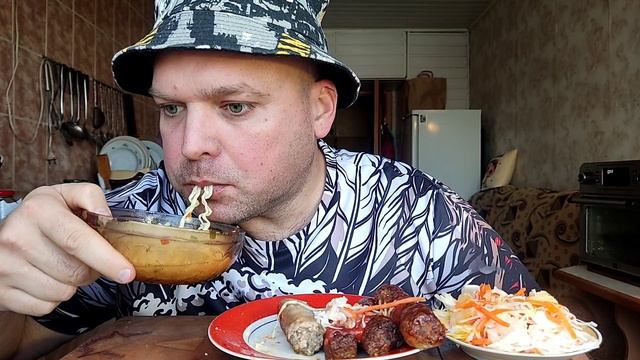 МУКБАНГ ЧЕВАПЧИЧИ И КУПАТЫ/ОБЖОР бичпакет и квашеная капуста/еда на камеру