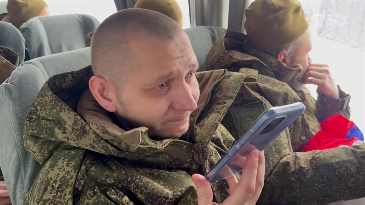 Из украинского плена в день переговоров в Абу-Даби вернулись наши бойцы и гражданские. смотреть онлайн