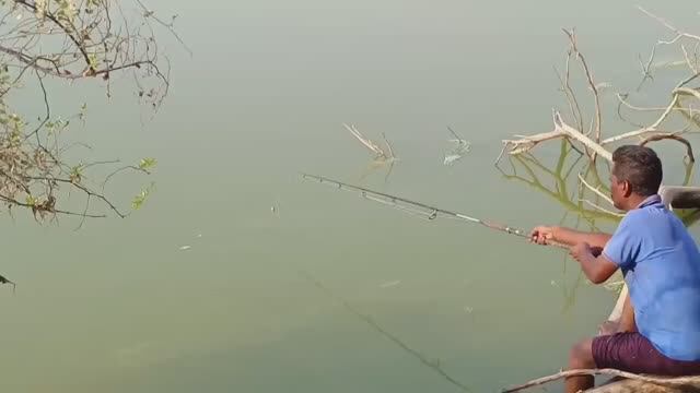 ЛОВЛЯ КРУПНОЙ РЫБЫ В РЕКЕ смотреть онлайн