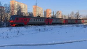 ЭД4М 0171 сообщением Кузнечное - Санкт-Петербург прибывает на ст. Девяткино