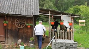 Жизнь в лесной деревне: обновление летней кухни. Дождливый летний день.