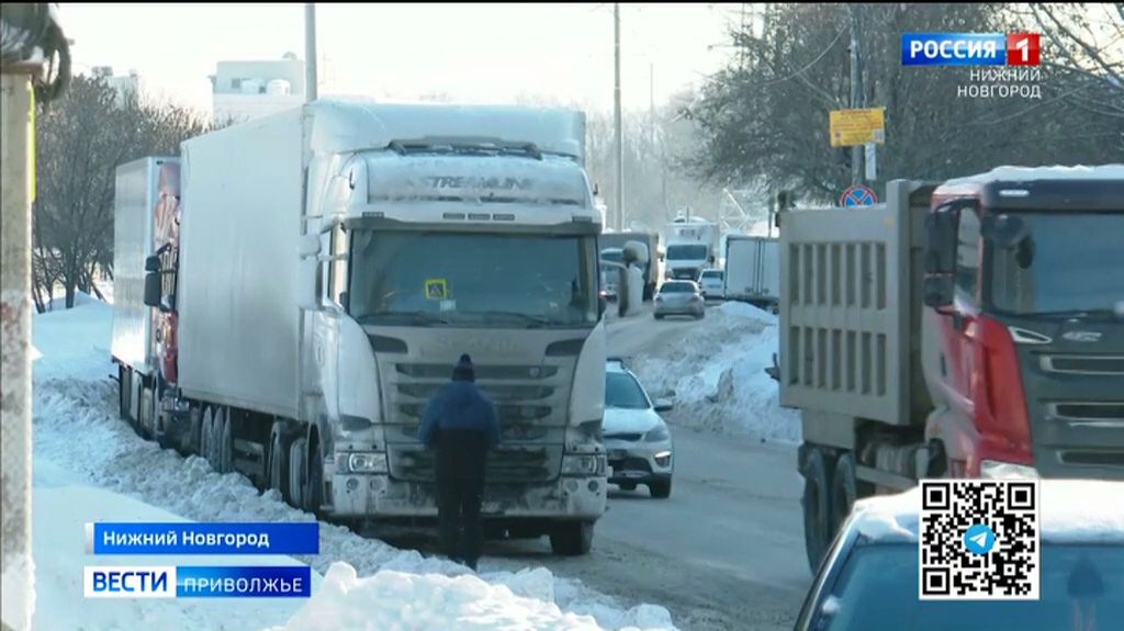 "Фура как препятствие": нижегородцы жалуются на скопление большегрузов на Молитовской улице смотреть онлайн