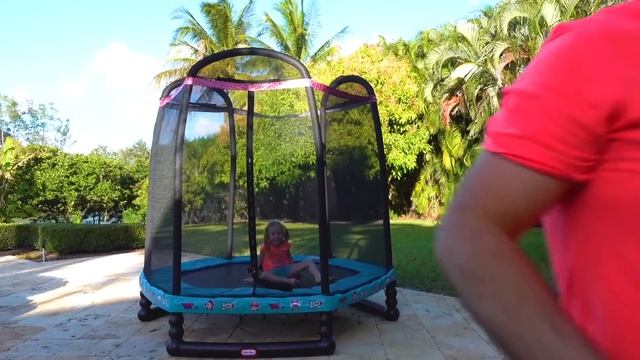 Nastya and dad play with an inflatable trampoline смотреть онлайн