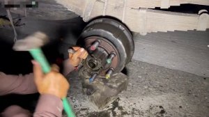 Сломаны шпильки, поврежден тормозной барабан. Автосервис в Пакистане