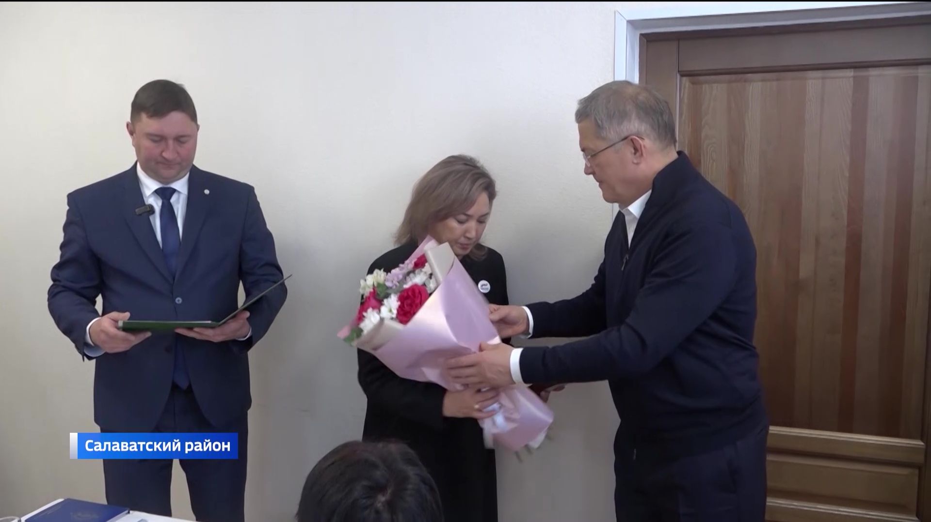 В Салаватском районе Башкирии Радий Хабиров встретился с семьями погибших участников СВО смотреть онлайн