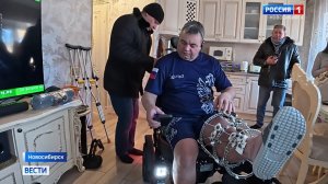 Раненному ветерану спецоперации из Новосибирска вручили новую электроколяску