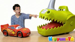ТАЧКИ НА ДОРОГЕ Динозавр ловит Маквина! Машинки Тачки - игрушки Дино Маквин