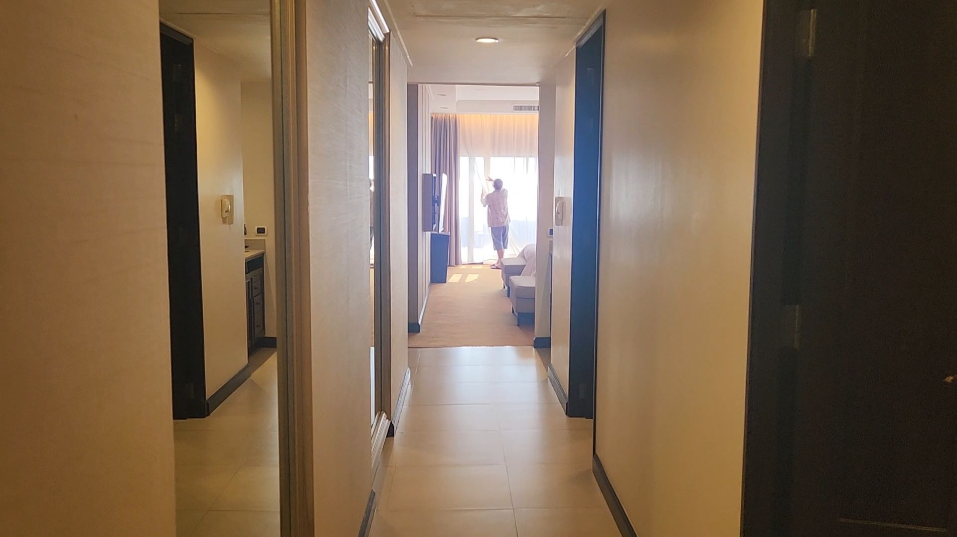 Сколько шагов в клубном номере отеля Dusit Thani Паттайя 🛌  🌴