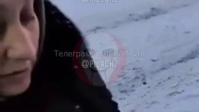 Цыганка подошла к сотруднику с предложением купить у неё ворованные духи смотреть онлайн