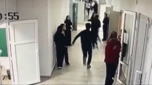 В Казахстане подросток напал с топором на двух школьников