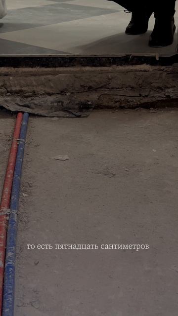 На каком уровне должна быть стяжка относительно пола коридора.