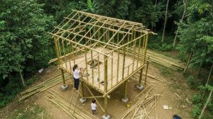 Мать одиночка строит в горах из ничего дом на бамбуковых сваях. Бушкрафт
