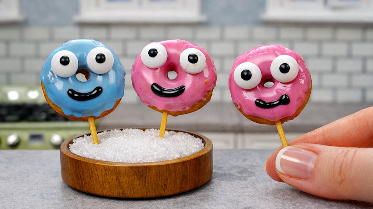 Очень милые мини пончики! 🍩🥹 Вкуснейшие мини пончики в глазури 😋 Мини Кухня смотреть онлайн