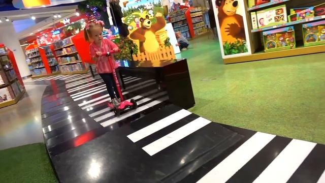 Настя смотрит мультики и показывает свои игрушки смотреть онлайн