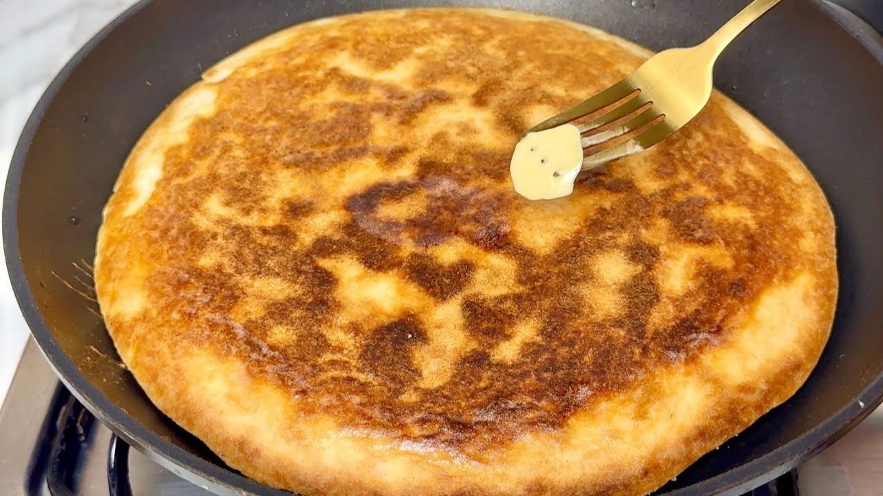 Быстрый Пирог на Сковороде, который ТАЕТ во рту! За 5 минут работы! Беру банку тунца, Лаваш и яйца