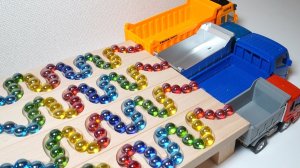 Грузим шарики в  большие самосвалы