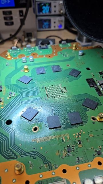 PS5 зависает в играх рандомно. Замена видеопамяти решила вопрос 😎 смотреть онлайн