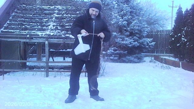 Запуск БМК-авиамодели во дворе — на снегу