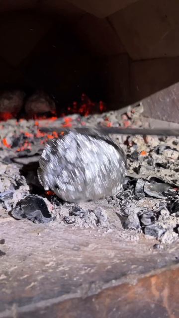 Привет, бабуль! Печем овощи в уличной печи #shorts