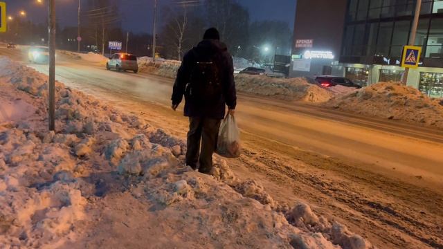 Не чистят снег на остановках Горки 10