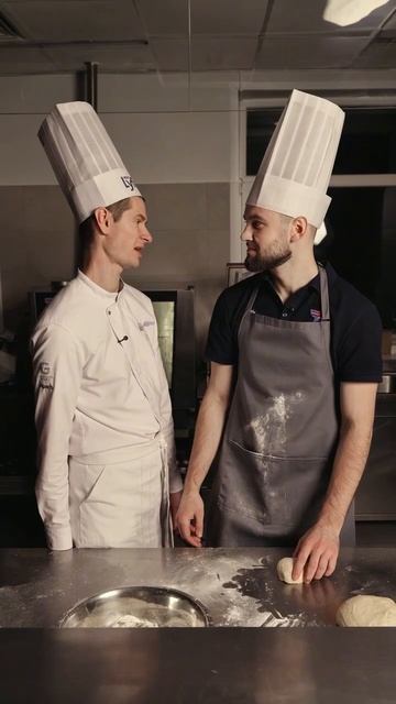 Хоккеист замешивает тесто, шеф приближается… #shorts