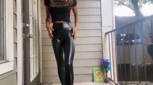 Худенькая девушка в кожаных Лосинах.Стильные женские образы.