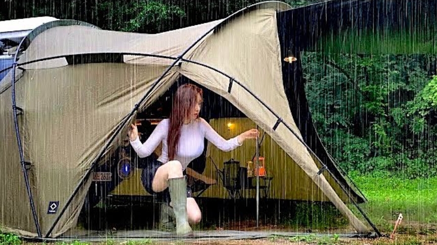 Одиночный кемпинг девушки в сильный дождь, релаксация и глубокий сон. ASMR