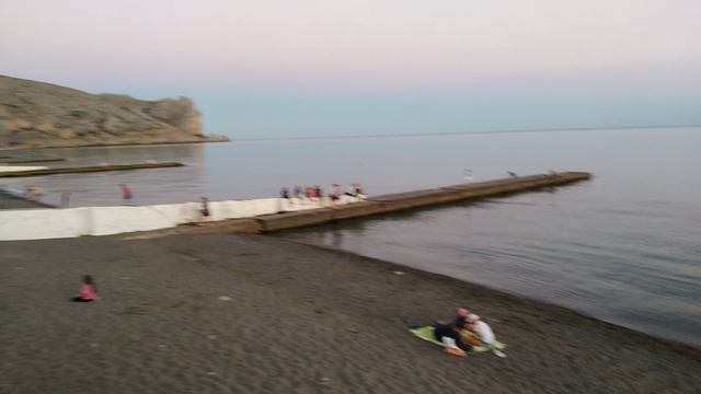 Вышли на вечернюю набережную Судака, любуемся закатом на Чёрном море смотреть онлайн