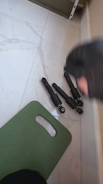 Замена амортизаторов на стиральной машине Bosch со свободным ходом. Амортизаторы были с собой. смотреть онлайн