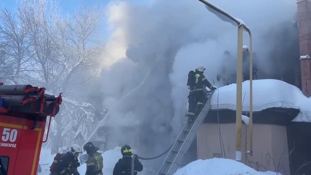 Пожарные тушат исторический дом на Ильинке смотреть онлайн