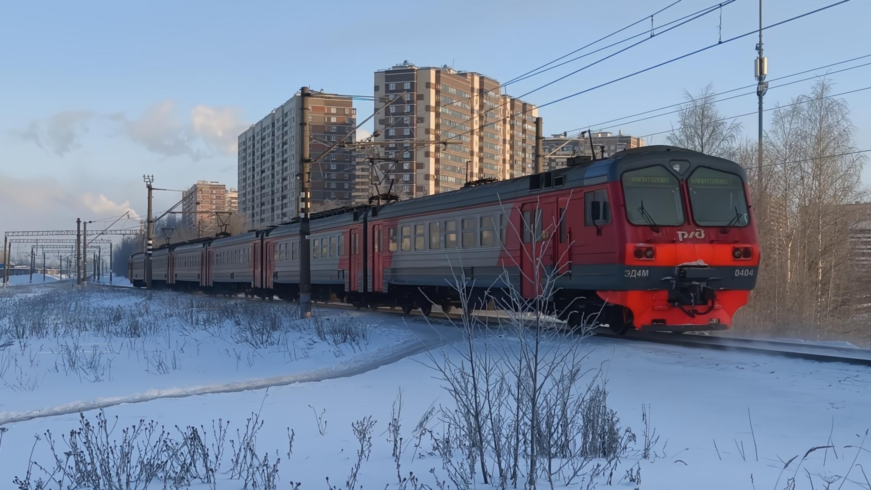 ЭД4М 0404 сообщением Санкт-Петербург — Капитолово, отправляется от ст. Девяткино