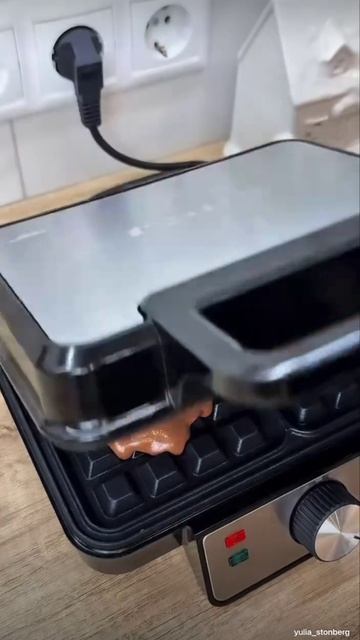 Готовим пышные шоколадные вафли